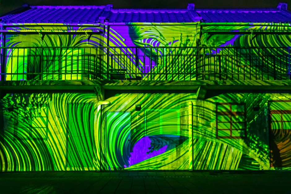 小檔3. 《空》引領觀者進入不同章節，建築表層蛻變呈現不同質感及紋理，動態地轉化成繽紛樣貌；接著運用流動、生長、呼吸、擴張的動態光影將能量注入，讓建築成為了充滿力量的「有機生命」
