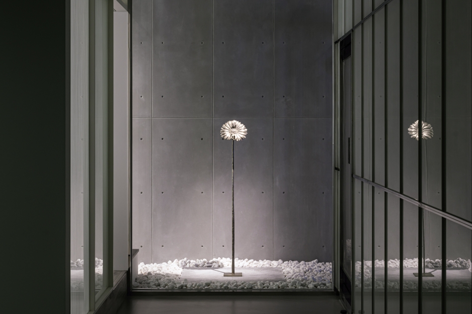 s_Future Herbarium 未來植物集, white bronze 135 x 25 x 15 cm_藝術家和 TAO ART 提供