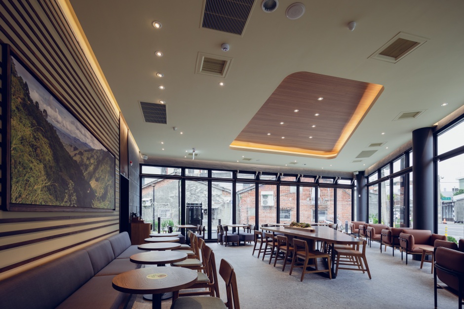 小檔室內選用溫暖的藍灰色紋理漆及綠色調搭配木紋飾條壁面及同質家具，展現沉穩中帶有活力的空間氛圍 (3)