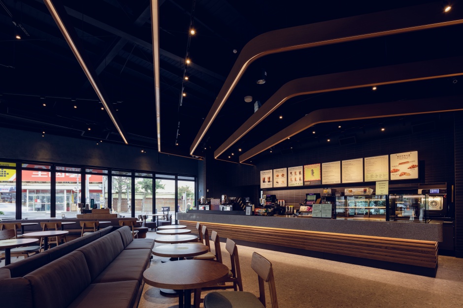 小檔室內延伸建物外觀的概念，打造出帶有三角傾斜特色的天花板造型 (3)