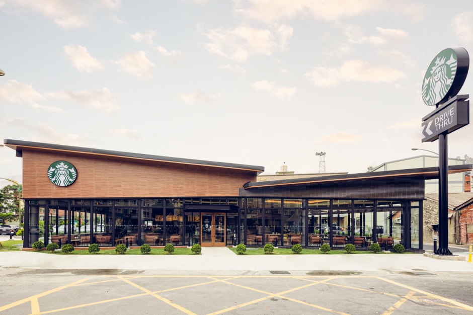 小檔星巴克雲林麥寮門市，取自麥寮濁水溪出海口群鳥棲息覓食，蔚然成為鳥類天堂秘境特色，以「展翅飛翔，海線之美」為名，將整棟建物外觀運用具有角度的建築量體組合，並以兩座弧線板型屋頂營造出俐落的外觀，有如張開雙臂歡迎來訪顧客，更象徵群鳥展翅飛翔的寓意， (3)