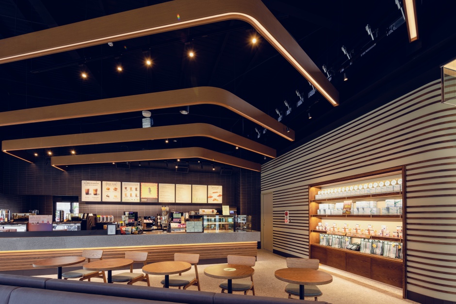 小檔室內延伸建物外觀的概念，打造出帶有三角傾斜特色的天花板造型 (4)