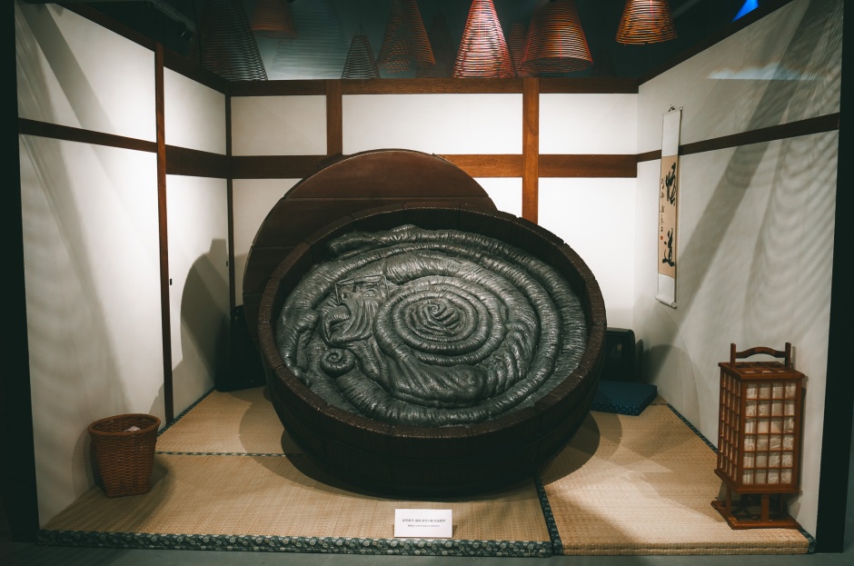 小檔伊藤潤二恐怖體驗展2-《漩渦》「木桶裡的秀一爸爸」大型展示品