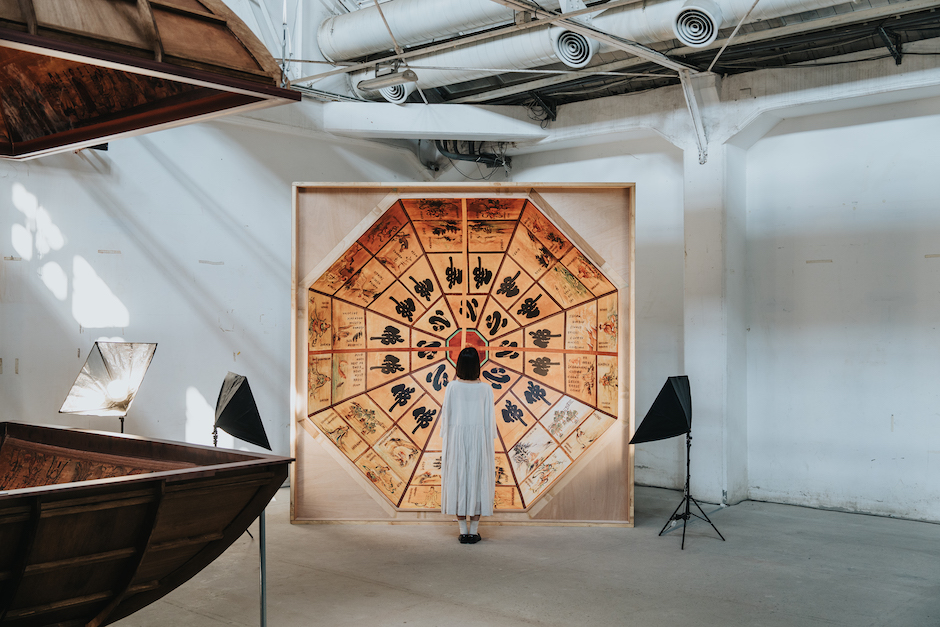 展區「歲月的接合」以近真實尺寸重製模擬彩繪藻井