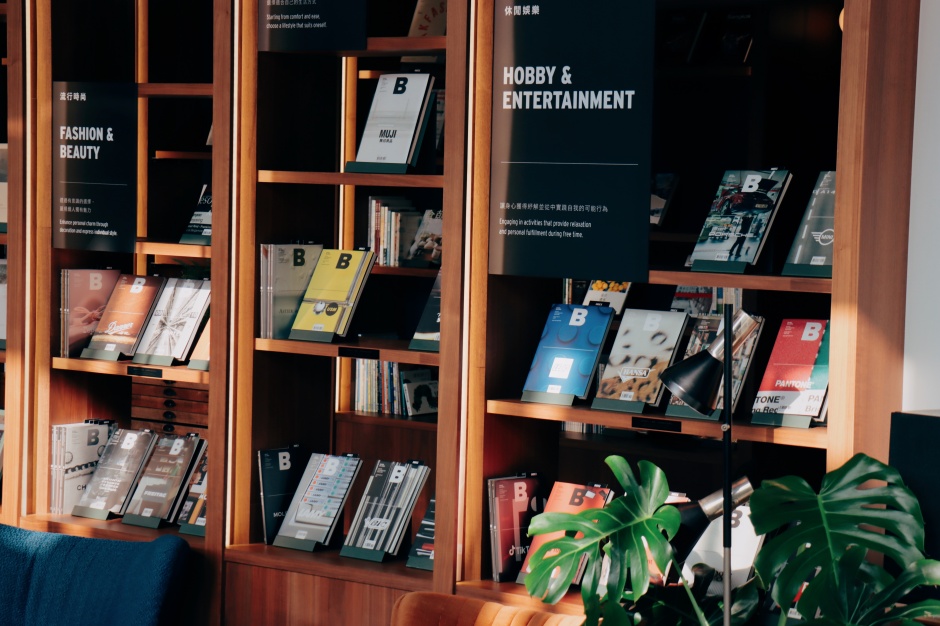 小檔U.I.J攜手韓國Magazine B3)Magazine B exhibits display_2    籌備超過半年，U.I.J取得韓國官方授權，邀請以深度訪談及獨特美學訴說品牌故事的韓國經典雜誌《Magazine B》