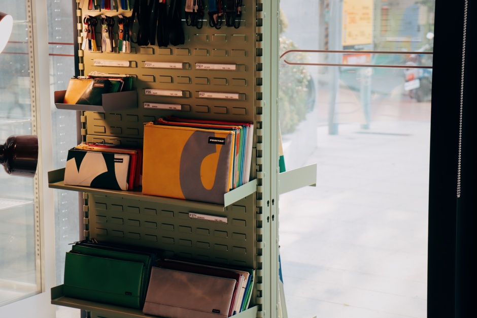 小檔U.I.J攜手韓國Magazine B4)FREITAG product display_1U.I.J 精選曾於雜誌中受訪的品牌好友，準備在紙本之外攜手策劃多場驚喜跨界合作，透過企劃力在展覽現場再現書中品牌力量。