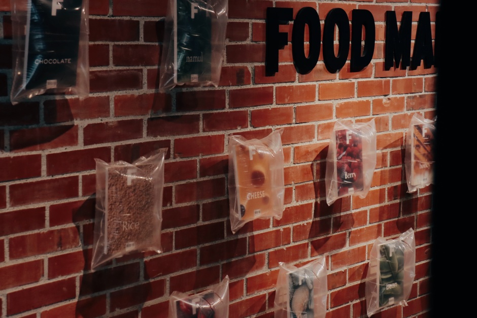 小檔U.I.J攜手韓國Magazine B5)Food Mart_Wall_horizontal_2U.I.J將每期雜誌封在充氣袋、陳列在紅磚牆上，塑造「食物超市」般的空間