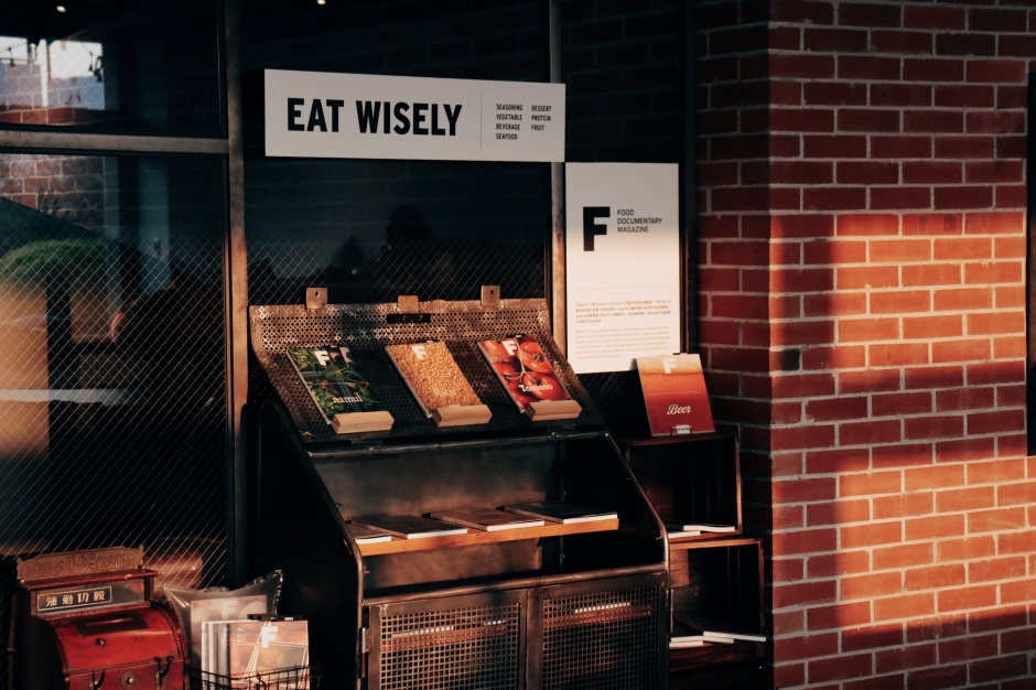 小檔U.I.J攜手韓國Magazine B6)Food Mart_Store_horizontal在住客限定的3樓展區中，延伸《Magazine F》食物紀實雜誌的核心定位，將空間打造成食物超市