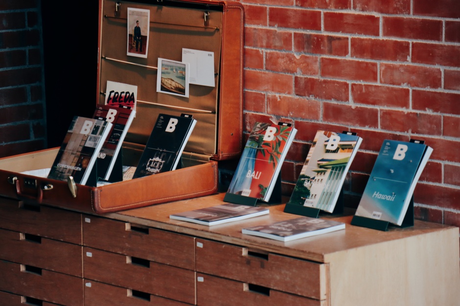 小檔U.I.J攜手韓國Magazine B3)Magazine B exhibits display_16為了呈現精彩的〈B〉世界，U.I.J將《Magazine B》創刊號NO.1 《FREITAG》到NO.93《The Balvenie》將近全系列空運來台