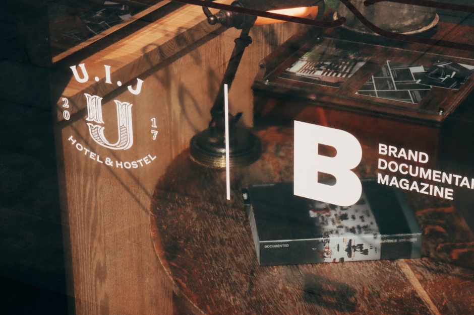 小檔U.I.J攜手韓國Magazine B1)Front door facade_ both brand logos_horizontal