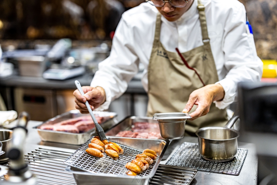 La Vie睿麗餐廳廚師團隊高效地工作_01