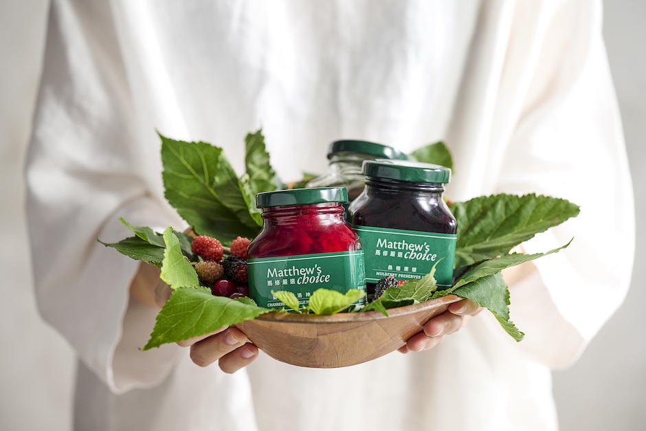長期關注環境議題，馬修嚴選與台灣在地友善小農合作推出輕加工熬煮的果漿，無人工添加物與防腐劑，蔓越莓、桑葚、藍莓都是熱賣口味。（圖／品牌提供）