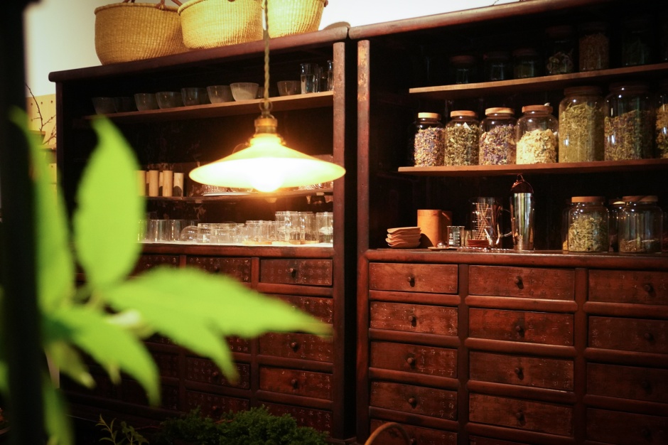 小檔CNSalonCNSalon空間凌宗湧收藏的中藥櫃老件放在CNSalon裡，替空間增添時間的韻味。（圖片提供：CNSalon）