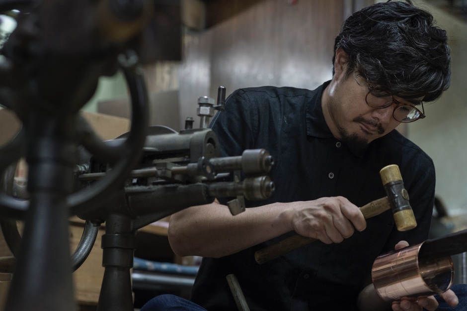 小檔開化堂台南0-ポートレートMichaelfreeman2-2048開化堂第六代的八木隆裕先生，即將帶著百年文化底蘊的經典茶筒及台灣限定作品現身，親手展演敲擊 示範，重現百年工藝的製作過程。