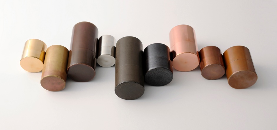 小檔開化堂台南0-kaikado006-090819-22從明治八年創立之初，開化堂對茶筒的完美堅持，延續了一百四十八年不曾改變。一件茶筒，需要一百 四十多道手工步驟。經過千錘百鍊的無數工序，製作出高氣密性的儲藏道具。