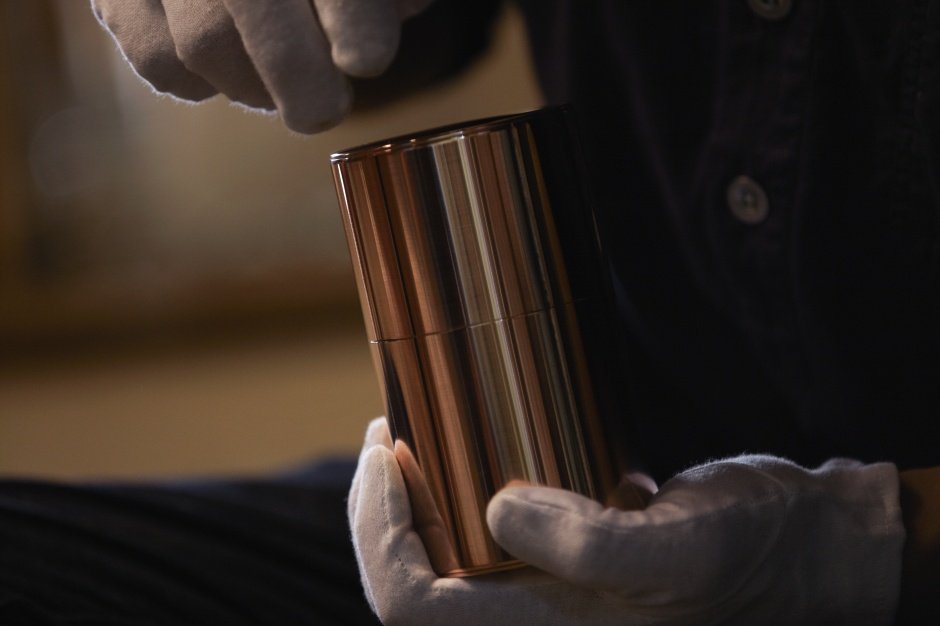 小檔開化堂台南0_MG_0545上蓋輕放，自動下滑直至 密合，能完美封存氣味於筒中，延長收存時間。