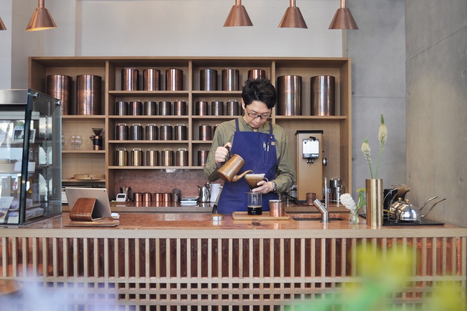 小檔開化堂台南0-DSC_0003-2048八木隆裕展開了 Kaikado Café 的誕生計 畫，透過咖啡讓世界各地前來的朋友，感受到深具魅力的京都工藝。