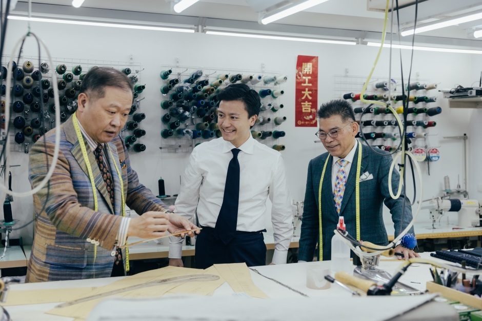 金興西服的工作室,由左至右分別為金興西服的游金塗師傅、Kurt以及邱文興師傅。 金興西服的工作室,由左至右分別為金興西服的游金塗師傅、Kurt以及邱文興師傅。