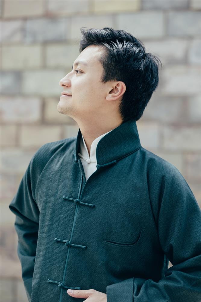 Kurt請香港的Arnold Wong,以現代布料做唐裝外套和襯衫,手工細緻帶著東方的留白美。 Kurt請香港的Arnold Wong,以現代布料做唐裝外套和襯衫,手工細緻帶著東方的留白美。