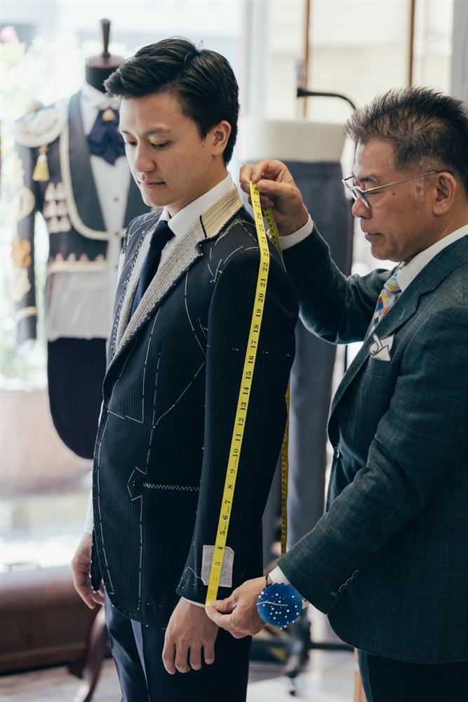 店家的經驗與手藝變成聲譽,傳統訂製西裝的手藝傳承包括多年學習的扎實基本功。
 店家的經驗與手藝變成聲譽,傳統訂製西裝的手藝傳承包括多年學習的扎實基本功。