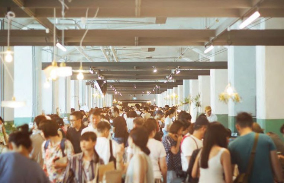 小檔2023蚤物市img55本⽇日製作社企劃，深受古道具迷喜愛的「蚤物市」，今年年不僅號召原班底，更更加入許多初次 在台亮相的出展單位，於今夏(7⽉月1⽇日~2⽇日)?返台北松⼭山⽂文創園區的北向製菸⼯工廠。