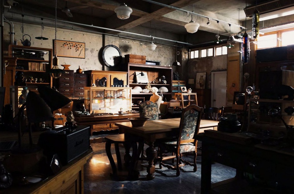 小檔2023蚤物市img123⿃鳥⾶飛古物店以台南為起點，穿梭於台灣、⽇日本充滿古道具與⺠民藝品的道路路上，探索 不同風格所打造的各式風景。