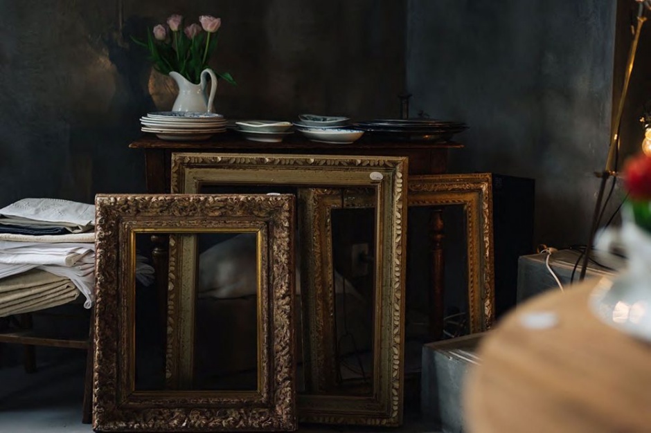 小檔2023蚤物市img89⽇日本沖縄的chou chou -シュシュ-。當你推開獨具特徴圓 形玻璃窗的⾨門扉時，眼前擺滿從⽇日本和法國各地採購的古道 具和古董家具，就像開啓了了穿梭時空的魔法之⾨門。