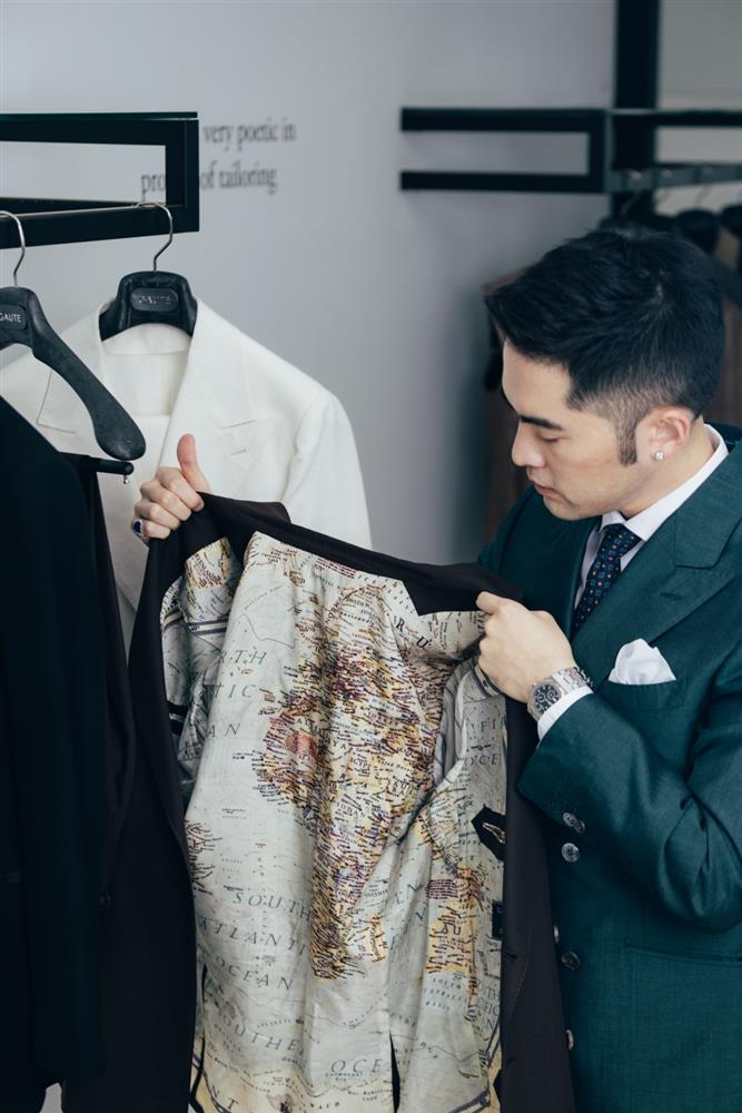 batch_1B8A4623宋文喜歡「小玩」訂製西裝細節，例如精彩的西裝內裡。(攝影：蔡耀徵) 