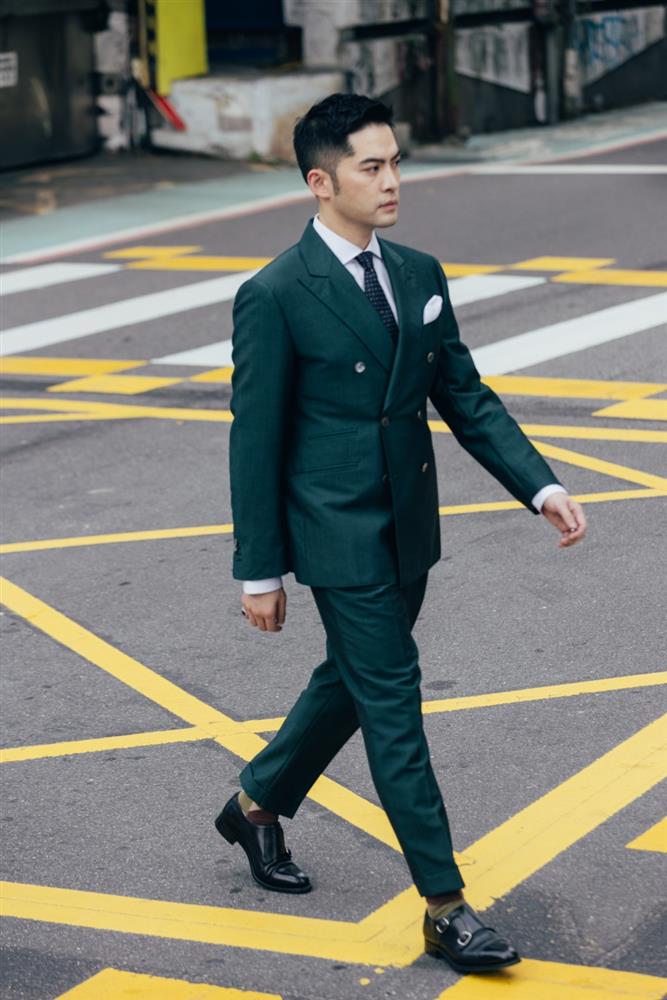 對宋文來說訂製需要緣分和時間剛好碰上，自己不急著將物品都換成訂製，倒是想慢慢試試看各家的訂製風格。(攝影：蔡耀徵) 