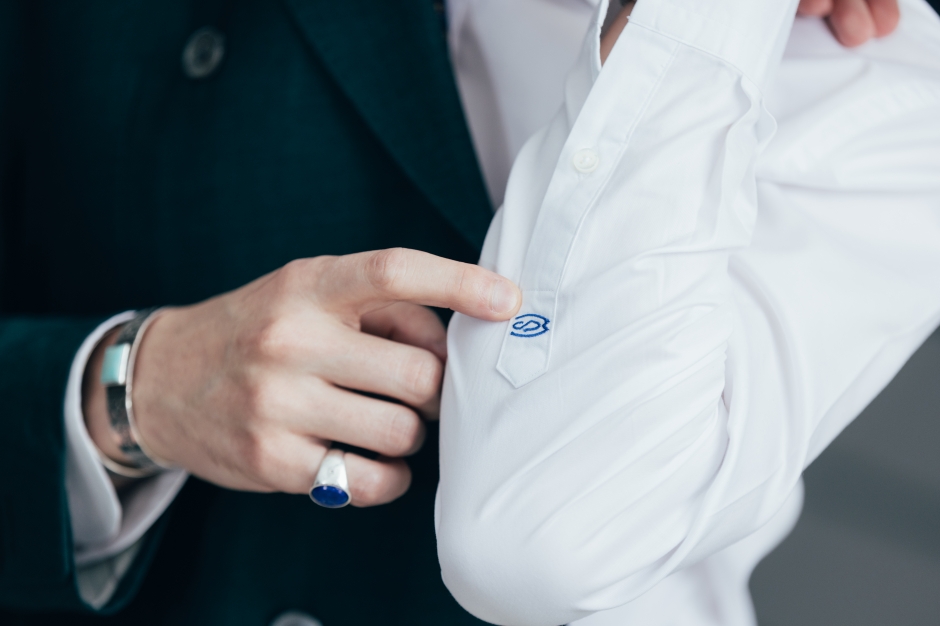 繡有代表宋文名字的S字樣刺繡細節。(攝影：蔡耀徵) 