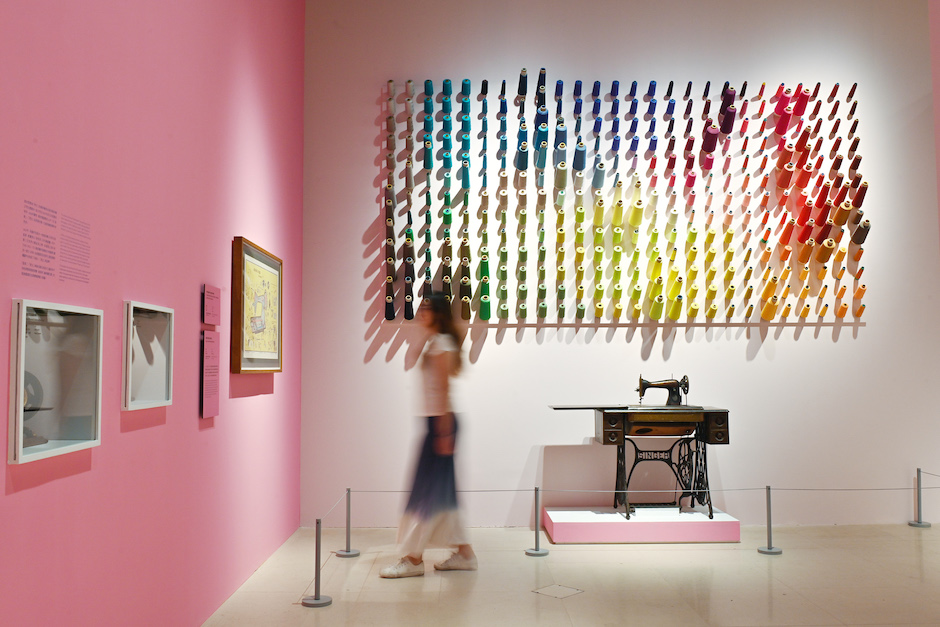 「跳出格子吧!」特展「機器超展開」縫紉機展區,舊時代縫紉機。 (1) 「跳出格子吧!」特展「機器超展開」縫紉機展區,舊時代縫紉機。 (1)