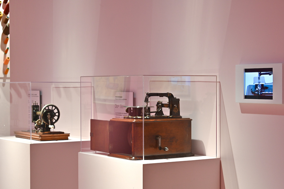「跳出格子吧!」特展「機器超展開」縫紉機展區,舊時代縫紉機。 (8) 「跳出格子吧!」特展「機器超展開」縫紉機展區,舊時代縫紉機。 (8)