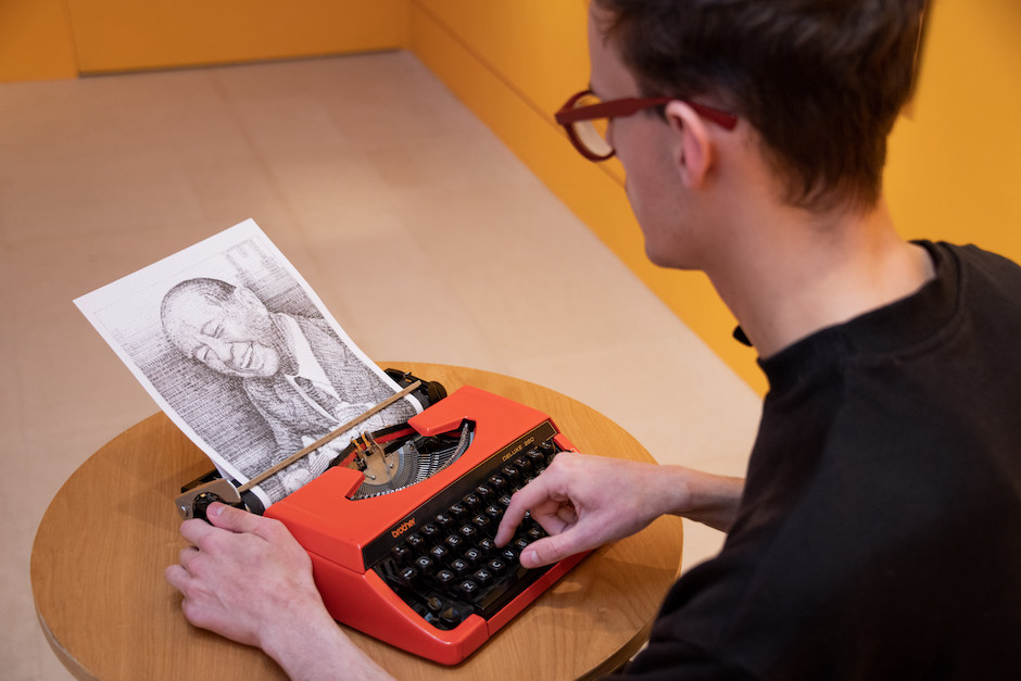 「跳出格子吧!」特展「機器超展開」打字機展區,用打字機畫畫,藝術家庫克現場創作奇美創辦人許文龍的肖像畫。 (2) 「跳出格子吧!」特展「機器超展開」打字機展區,用打字機畫畫,藝術家庫克現場創作奇美創辦人許文龍的肖像畫。 (2)