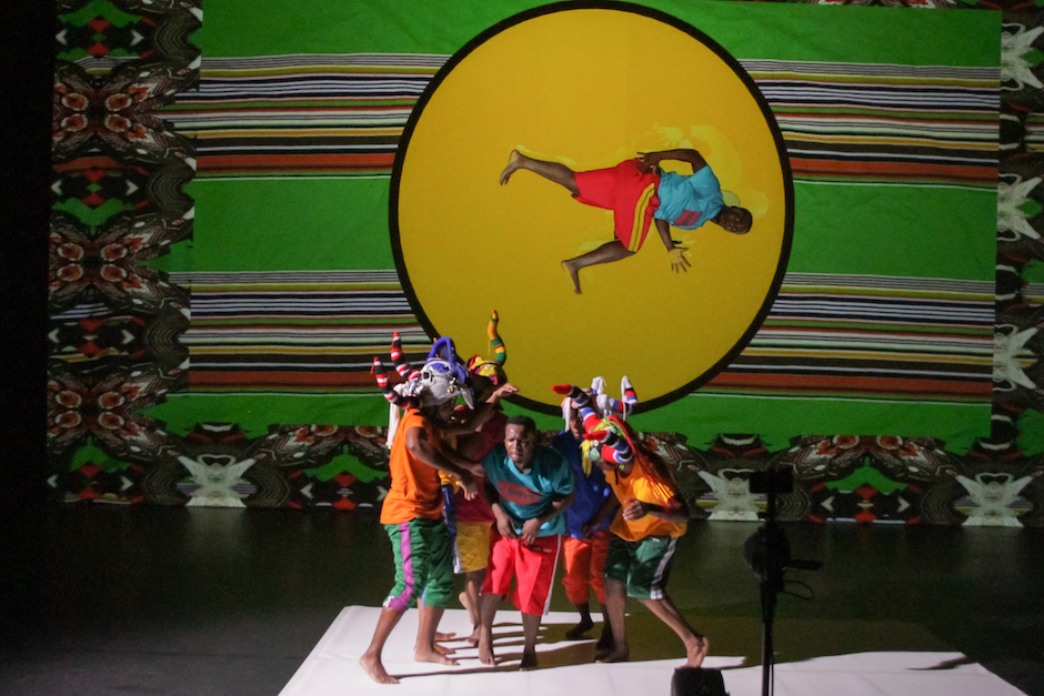 《我們腳踩無敵風火輪，五光十射你的路，與魔鬼共舞在1820》© Jérôme Séron