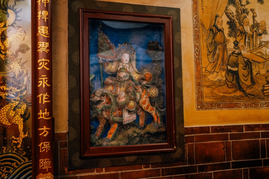 小檔廟宇拜殿內壁面崁入的剪黏作品「旗球、戟磬」之典故，象徵「祈求吉慶」