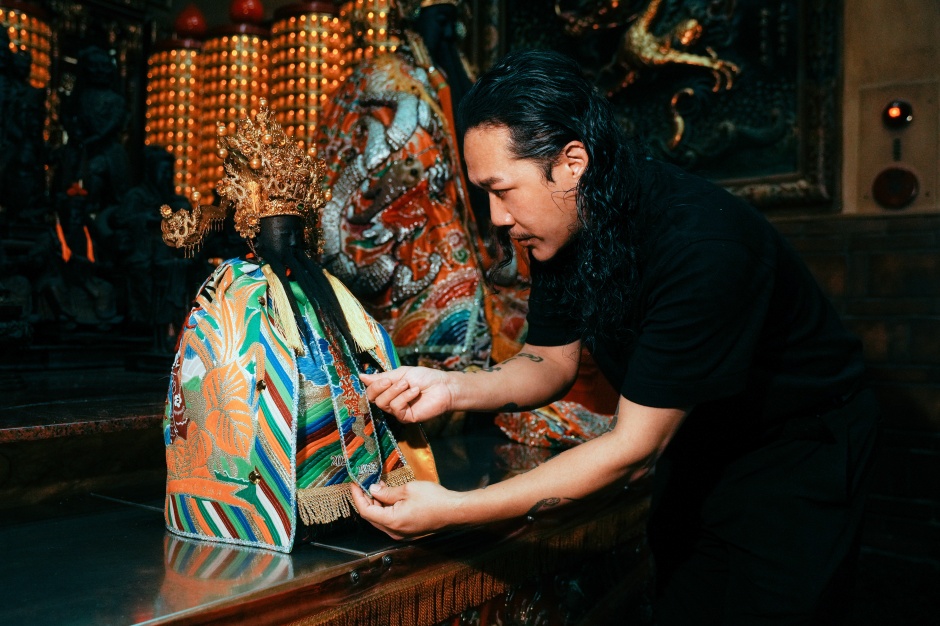 小檔新神衣創新改革為「領帶」，讓城隍爺成為全台第一個有領帶的神明