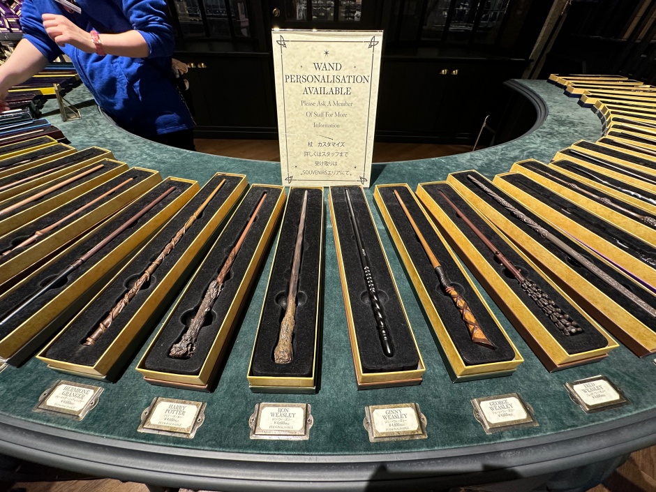 小檔東京哈利波特影城(圖11) 從各式服裝飾品、玩偶到魔法杖一應俱全，許多更只在日本獨家販賣