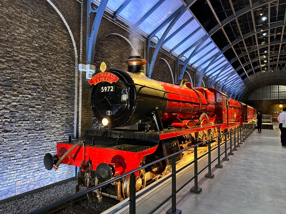小檔東京哈利波特影城(圖1) 影迷可跳上霍格華茲特快車，並與9又3_4月台拍照留念