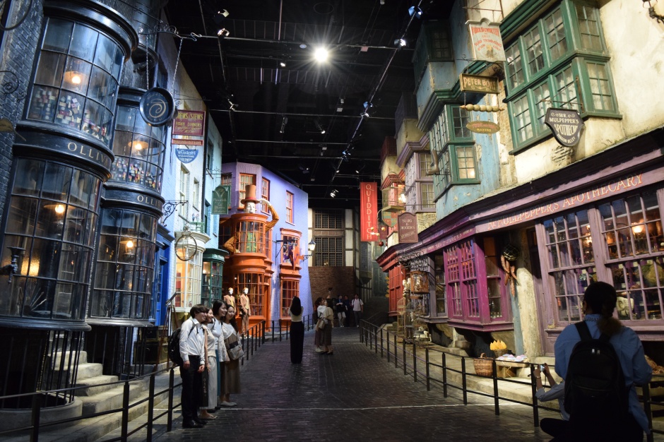小檔東京哈利波特影城(圖2) 前往能找到霍格華茲所需一切的斜角巷，展開一場驚奇的探險
