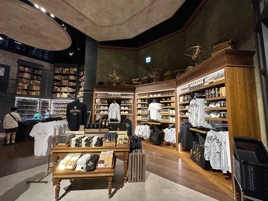 小檔東京哈利波特影城(圖9) 影城擁有全球最大的哈利波特商店，販售高達7,000多個周邊商品