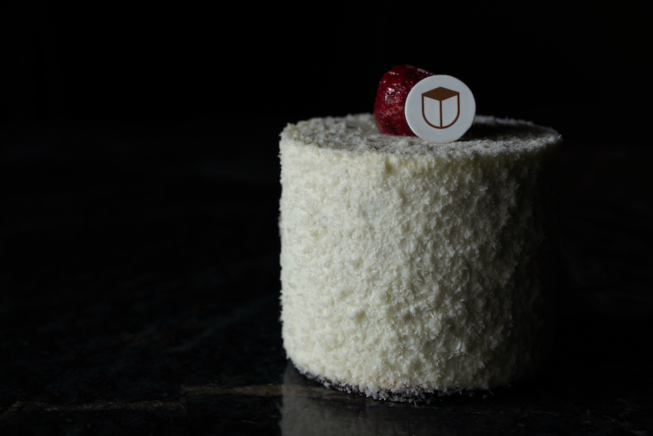 1. 適逢八週年慶，YU CHOCOLATIER 畬室首波釋出睽違四年的全新甜點創作黑森林蛋糕「踏雪歸林」，以巧克力甜點的純粹本質感動味蕾