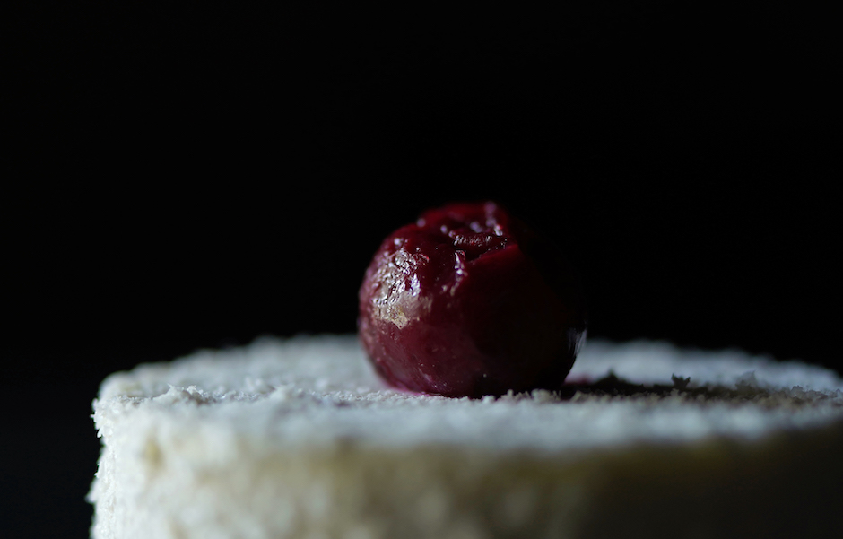 2.「踏雪歸林」添上以香料與白蘭地特製的酒漬櫻桃作為黑森林蛋糕的核心，苦韻脫俗帶魂，留下恬淡酒香