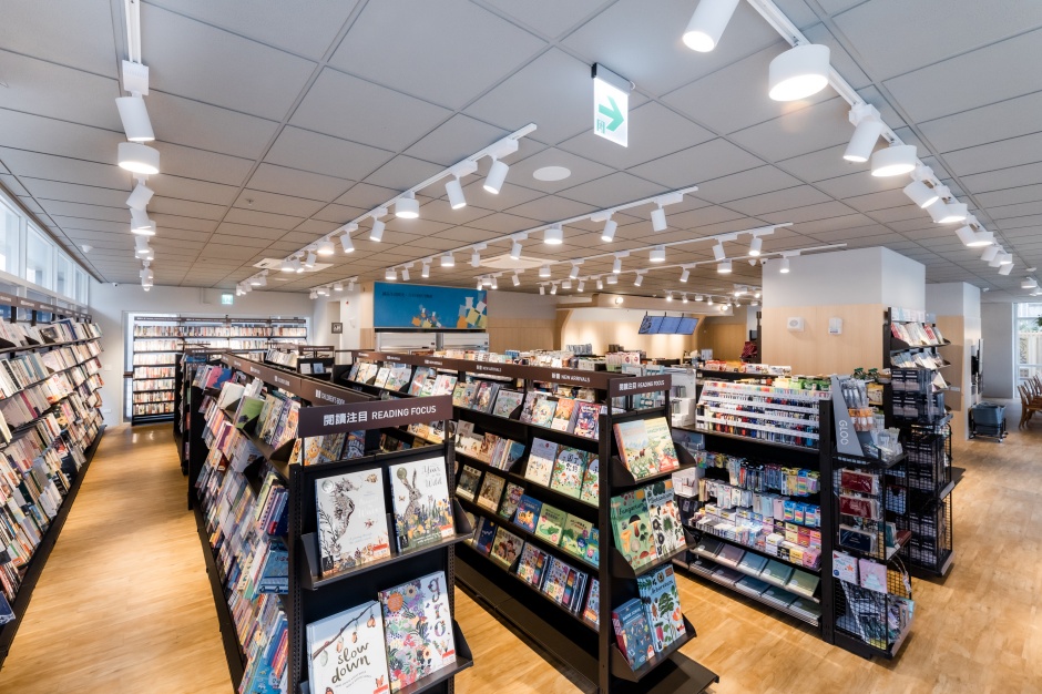 小檔誠品生活時光萬華店9.「誠品生活時光萬華萬大店」繪本、每日新書及主題推薦選書採書封全秀面陳列