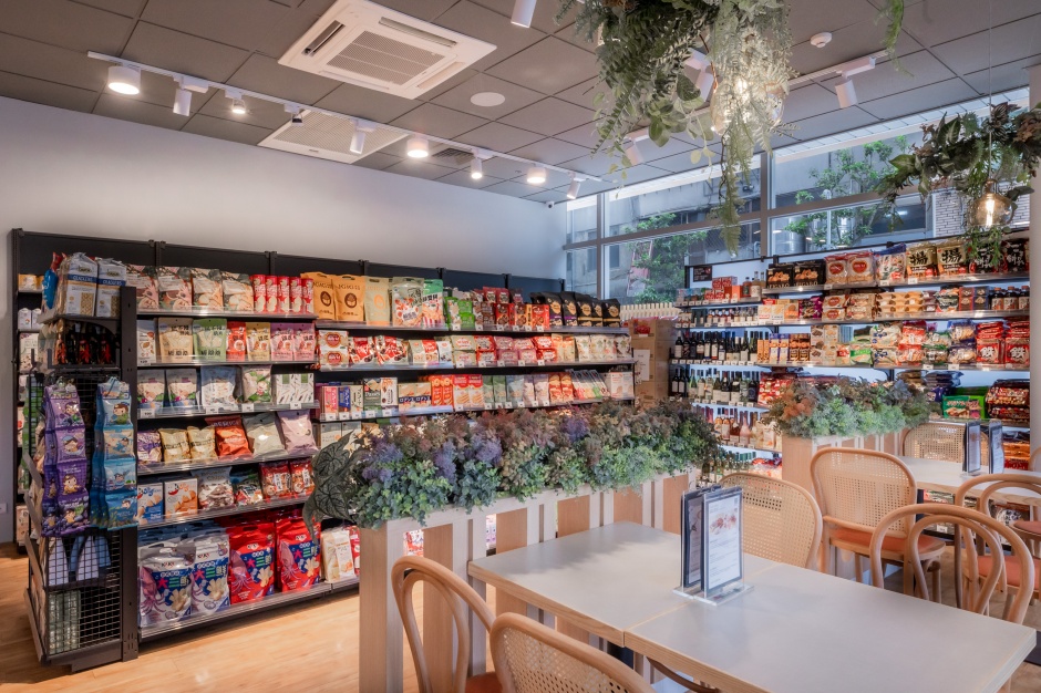 小檔誠品生活時光萬華店5.「誠品生活時光萬華萬大店」多款日本零食「買1送2」「誠品生活時光萬華萬大店」不但書籍大幅擴增10倍，多款日本零食「買1送2」