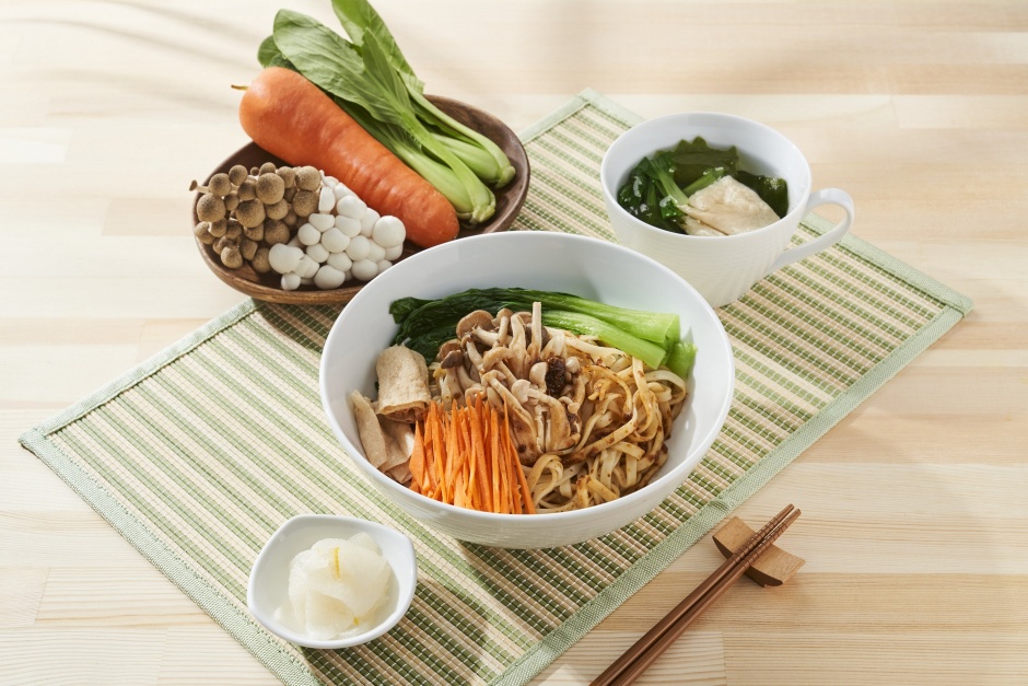 小檔誠品生活時光萬華店15.首創蔬食料理！「誠品生活時光萬華萬大店」推出「百菇蔬食醬拌麵」(圖)、「炒三杯鮮菇燴飯」。