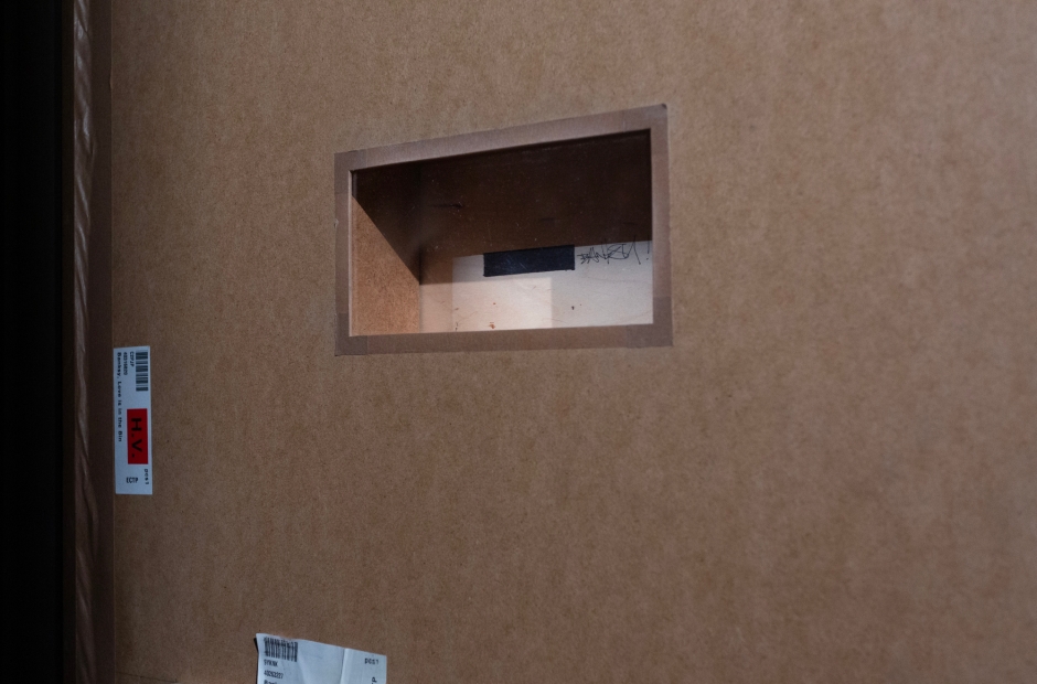 s_《垃圾桶中的愛》作品背面Banksy字樣byMoCA Taipei07