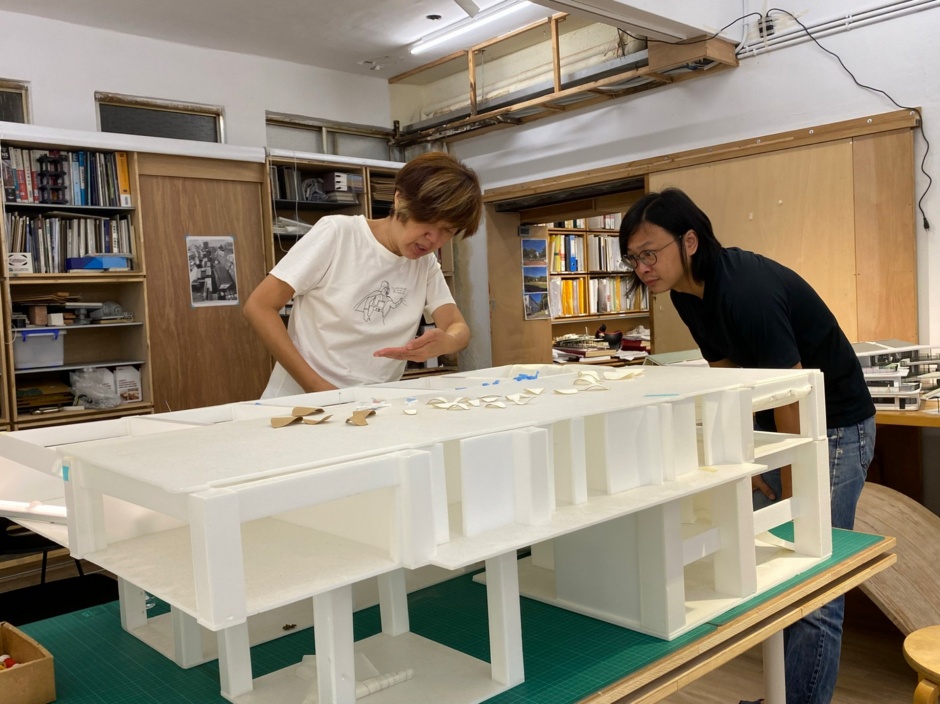 小檔臺北文創｜林柏陽_07_林柏陽（右）在辦公室與藝術家王德瑜討論忠泰美術館的案子。（圖片提供／林柏陽）