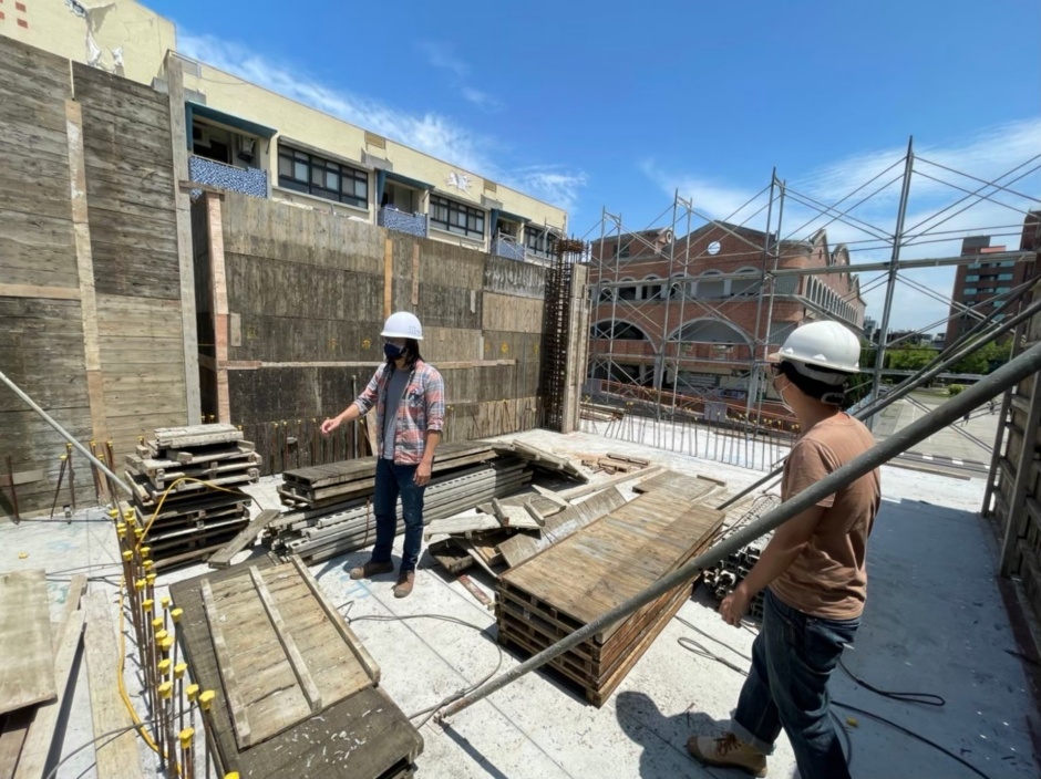 小檔臺北文創｜林柏陽_08_林柏陽在竹蓮國小活動中心的工地現場視察。（圖片提供／林柏陽）