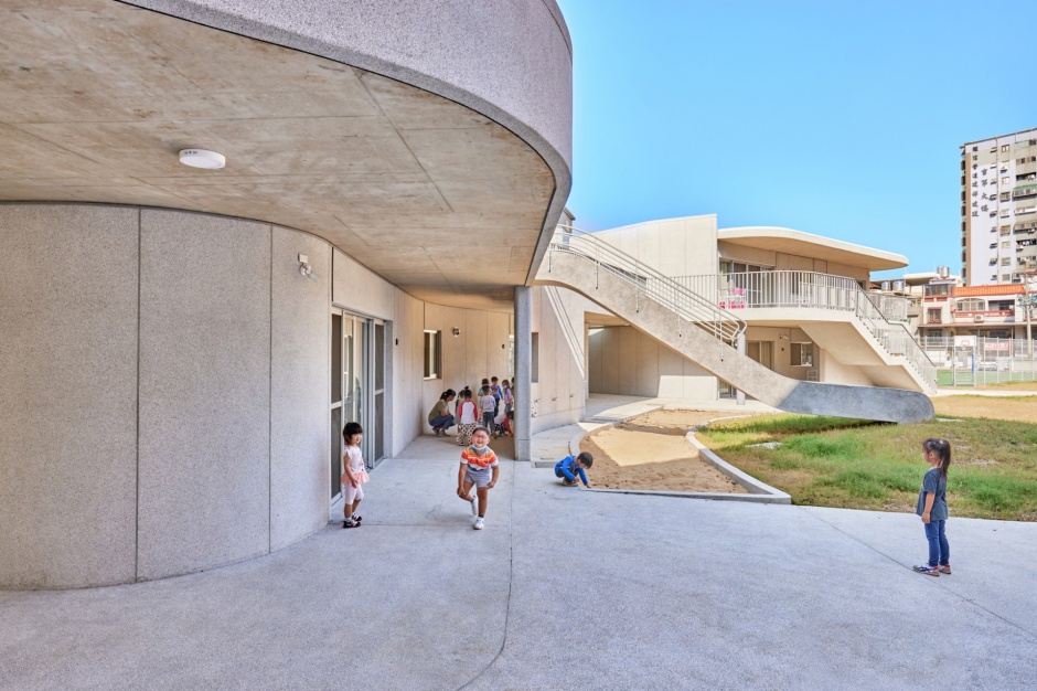 小檔臺北文創｜林柏陽_05_以弧線營造孩童駐足空間，三民國小附設幼兒園讓廊道有更多可能性。（圖片提供／林柏陽）