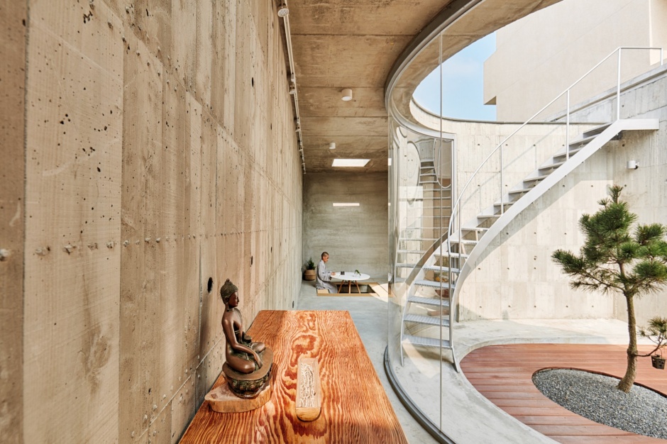 小檔臺北文創｜林柏陽_03_不同於寺廟的樣貌，修行者在進之宅也能潛心修佛。（圖片提供／林柏陽）